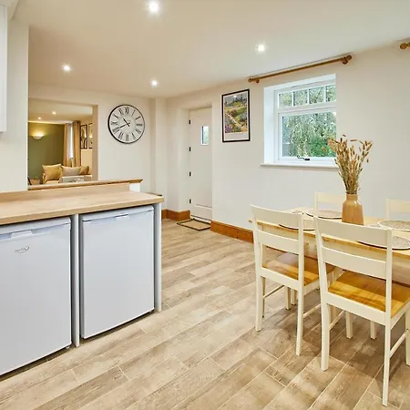 Host & - Fawcett Tollerton (Yorkshire)